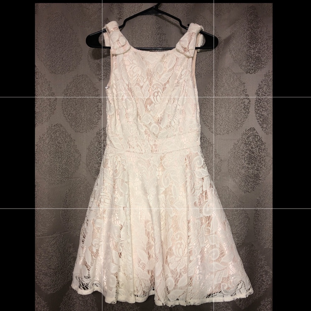 Like new lace detailed dress size 1 small